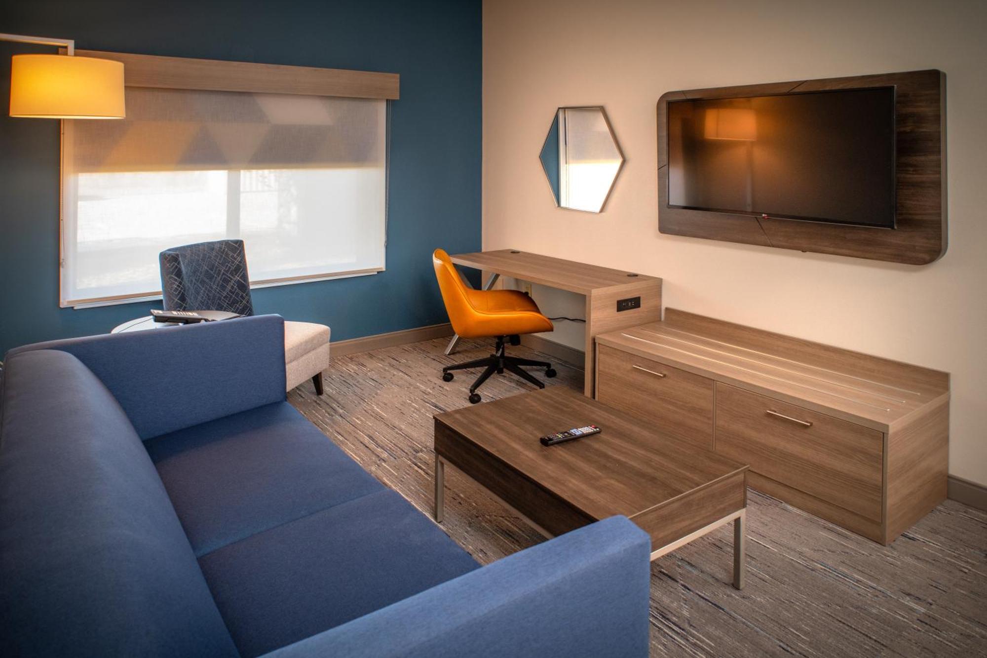 Holiday Inn Express & Suites Fairmont By Ihg Exterior foto