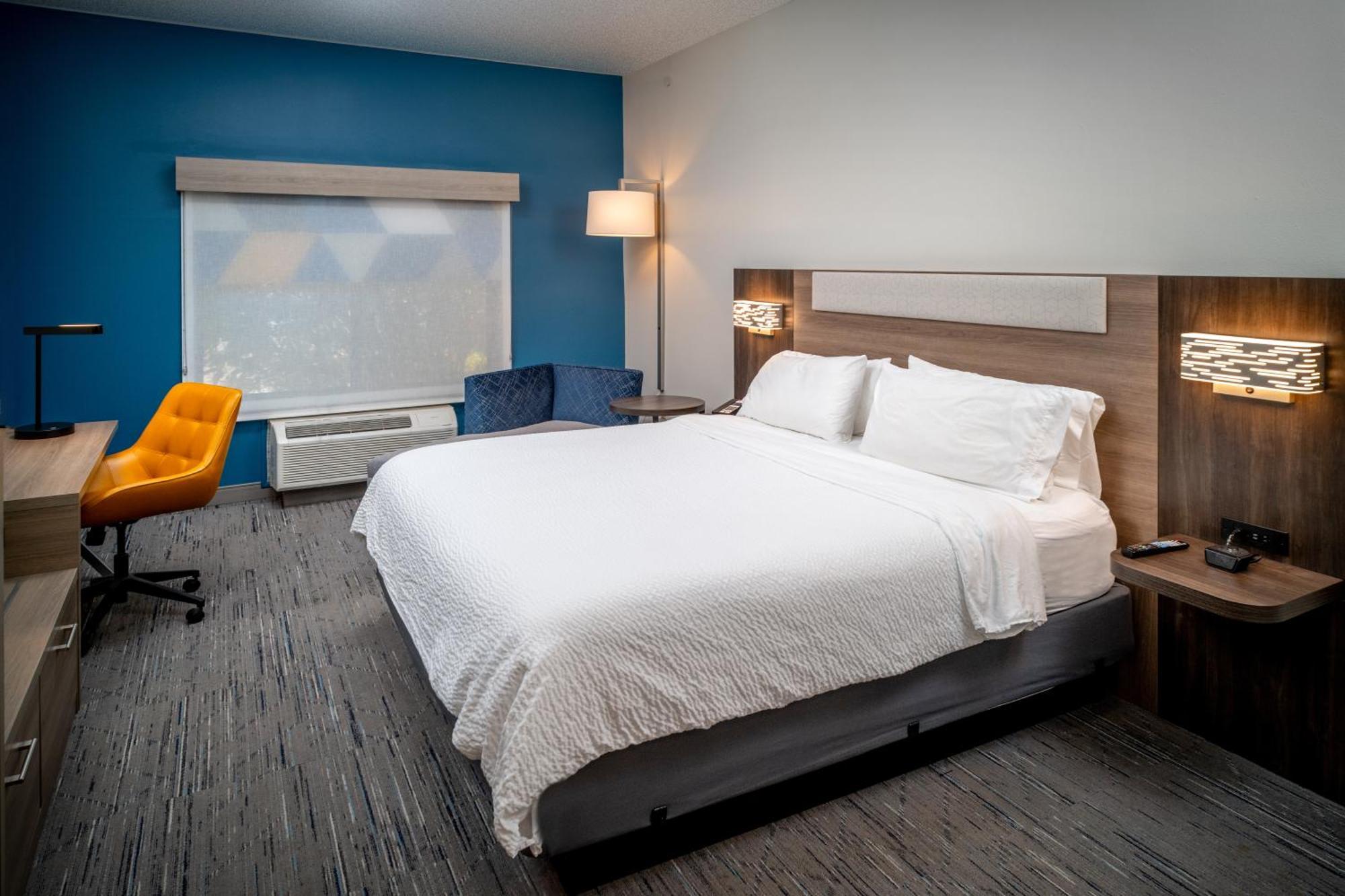 Holiday Inn Express & Suites Fairmont By Ihg Exterior foto