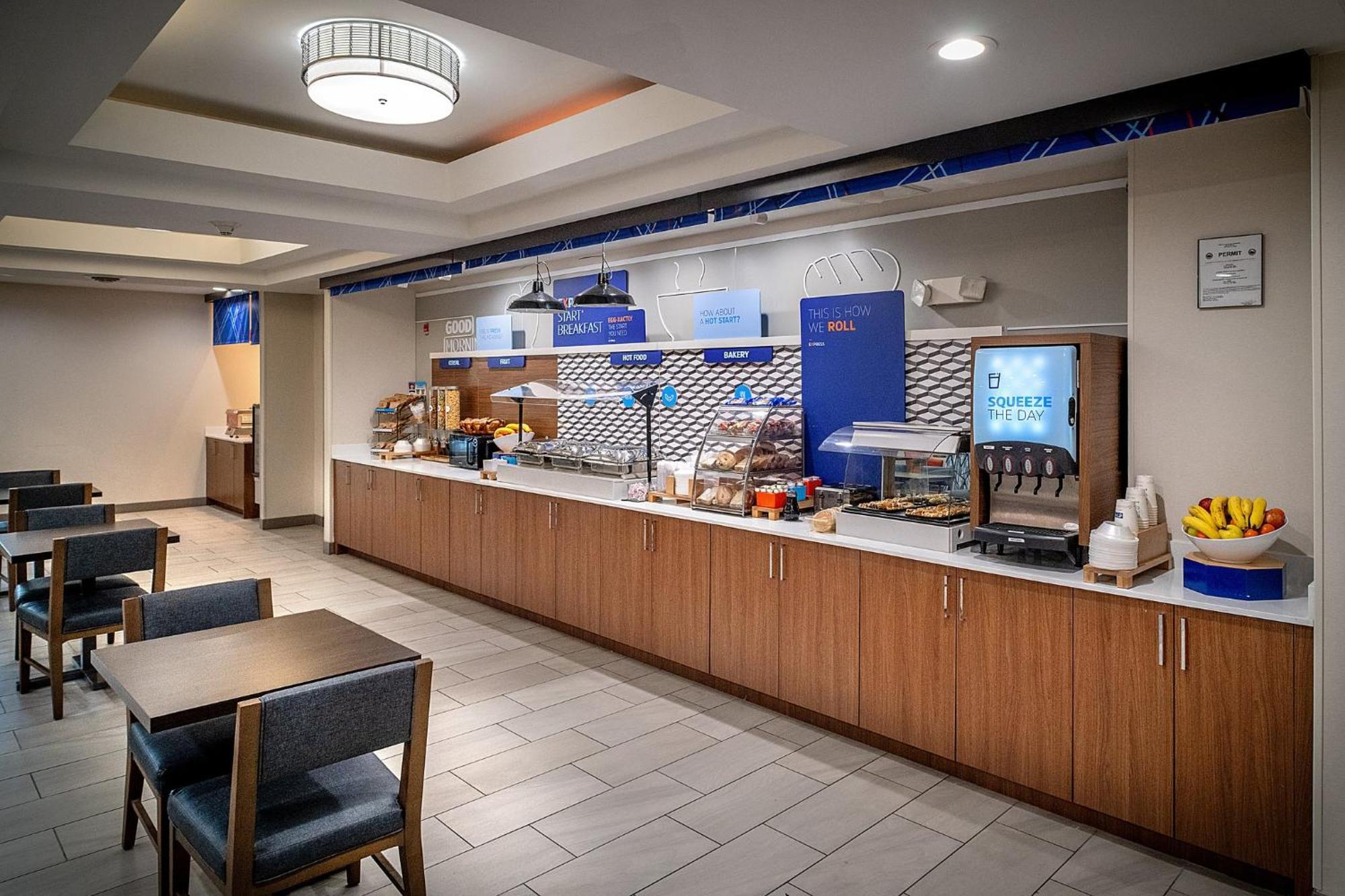 Holiday Inn Express & Suites Fairmont By Ihg Exterior foto
