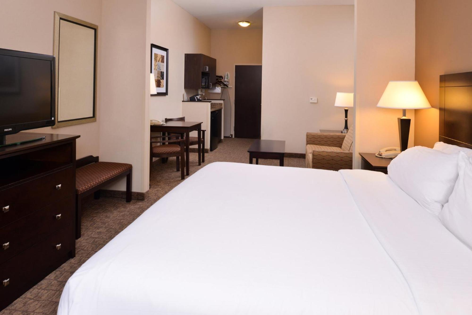 Holiday Inn Express & Suites Fairmont By Ihg Exterior foto