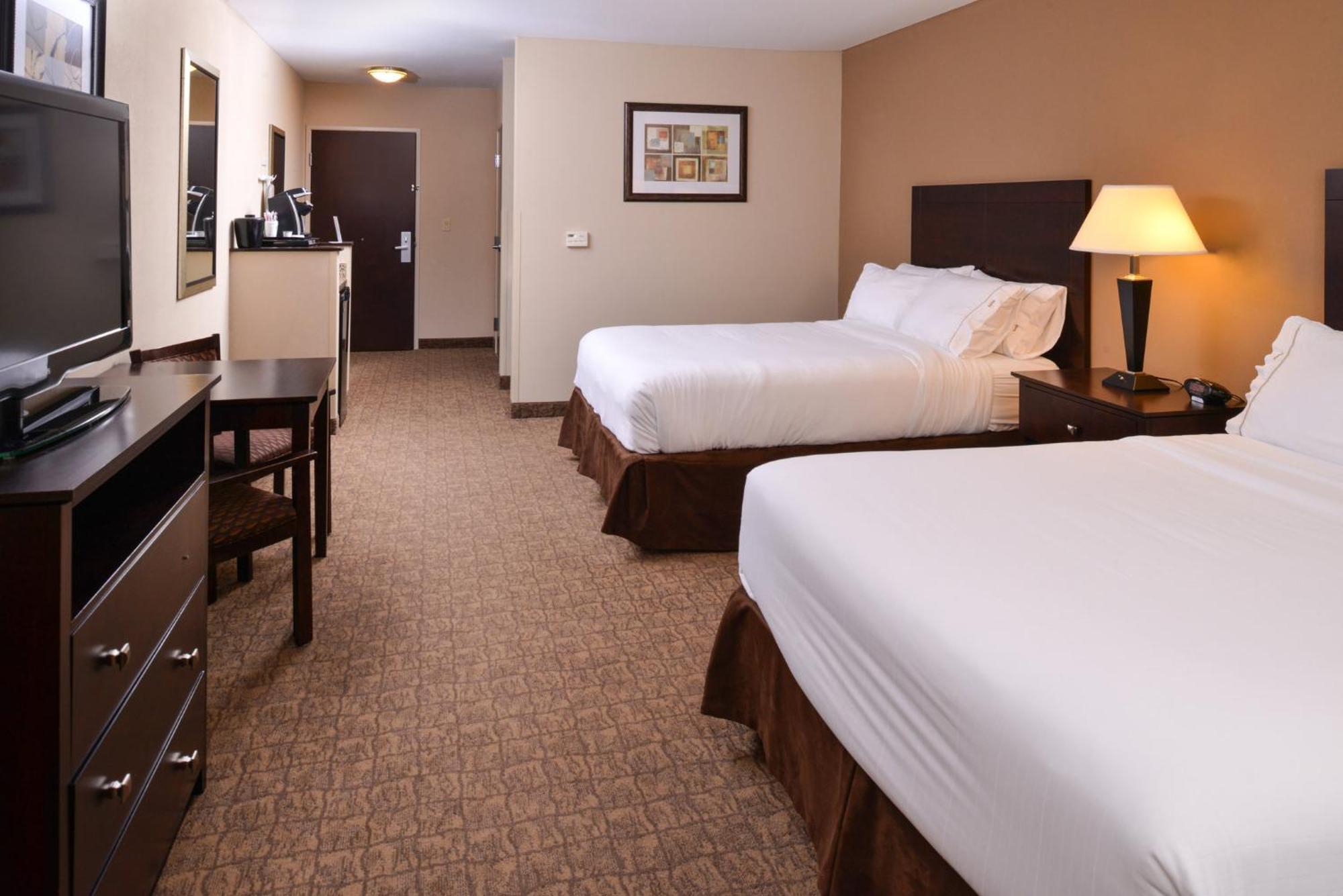 Holiday Inn Express & Suites Fairmont By Ihg Exterior foto