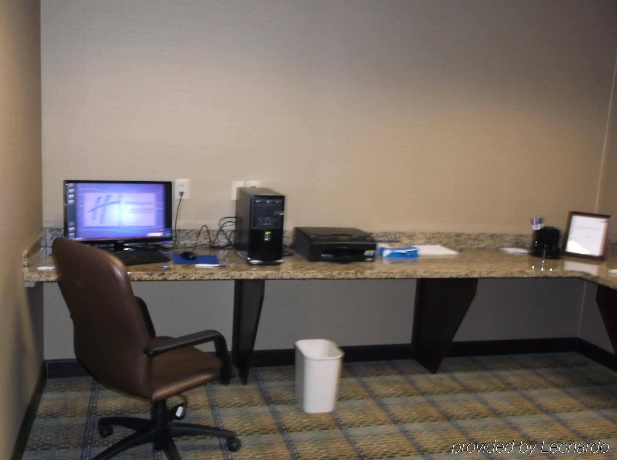 Holiday Inn Express & Suites Fairmont By Ihg Exterior foto