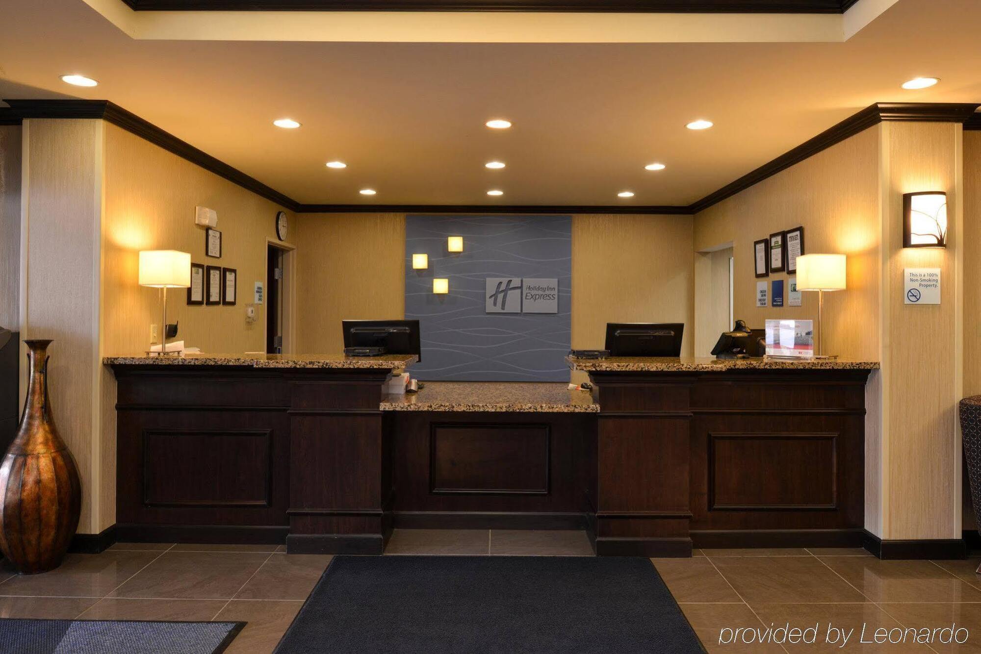 Holiday Inn Express & Suites Fairmont By Ihg Exterior foto